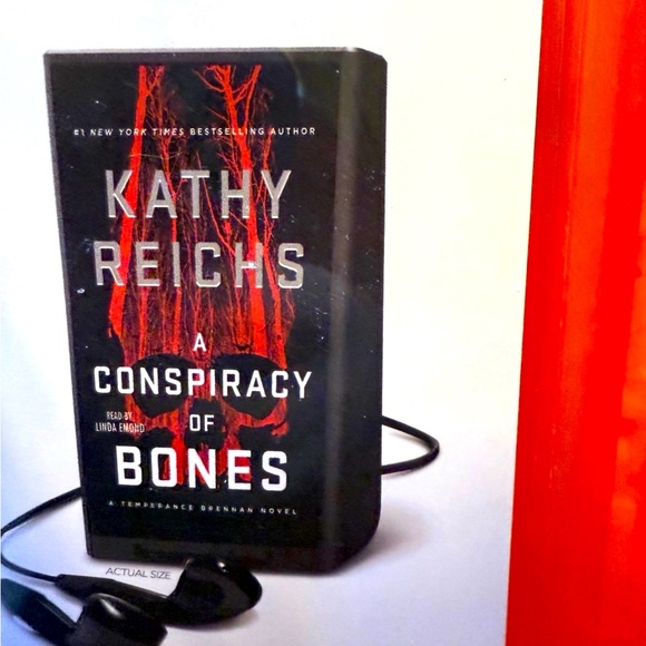 Play Away Portable Digital Audiobook Kathy Reichs’ A Conspiracy of Bones - Picture 1 of 10